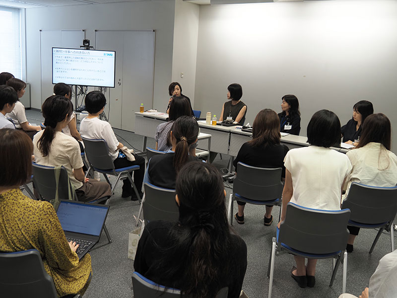 女性社員を対象とした女性管理職とのキャリア座談会の様子 女性社員を対象とした女性管理職とのキャリア座談会の様子